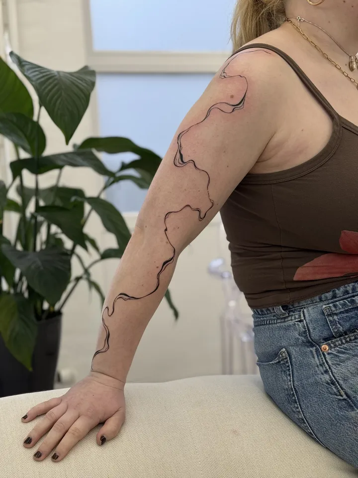 Flowing single-line design running the length of an arm